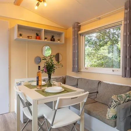 L'Arbousier, Mobil-Home Cosy Situe Sur Le Haut Du Domaine Avec Vue Degagee Sur La Mer