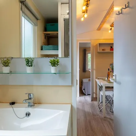 Homestay L'Arbousier, Mobil-Home Cosy Situe Sur Le Haut Du Domaine Avec Vue Degagee Sur La Mer Hyeres