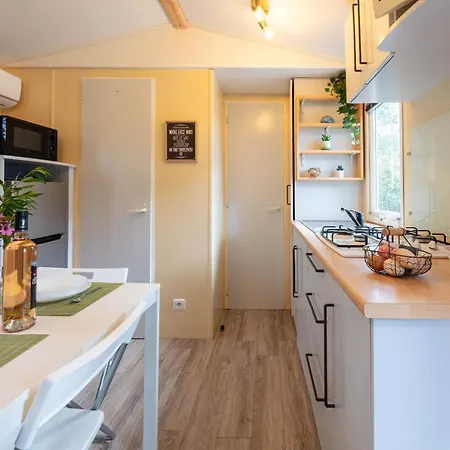 Homestay L'Arbousier, Mobil-Home Cosy Situe Sur Le Haut Du Domaine Avec Vue Degagee Sur La Mer