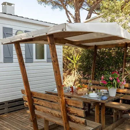 L'Arbousier, Mobil-Home Cosy Situe Sur Le Haut Du Domaine Avec Vue Degagee Sur La Mer Homestay Hyeres